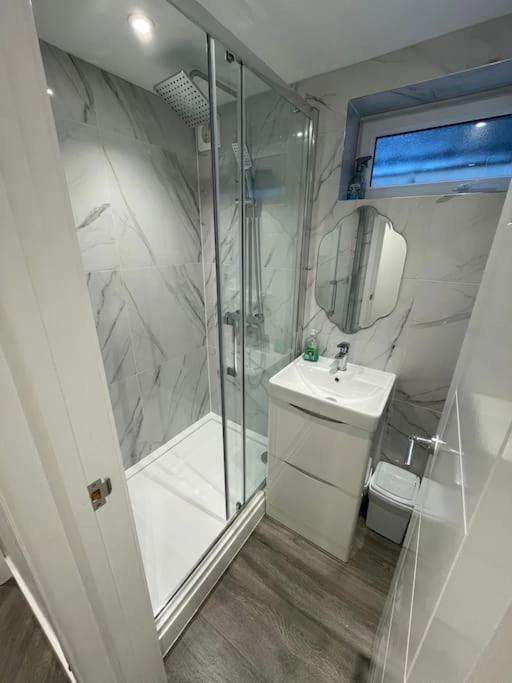 Stylish & Cosy 1 Bed Apartment Swindon Esterno foto